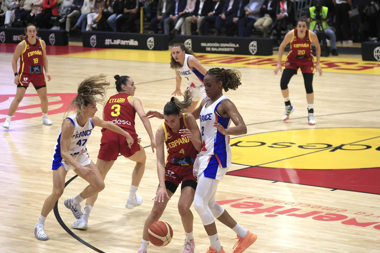 Fotos del partido y ambiente en el España-Francia del Torneo Internacional de Baloncesto Femenino en La Línea