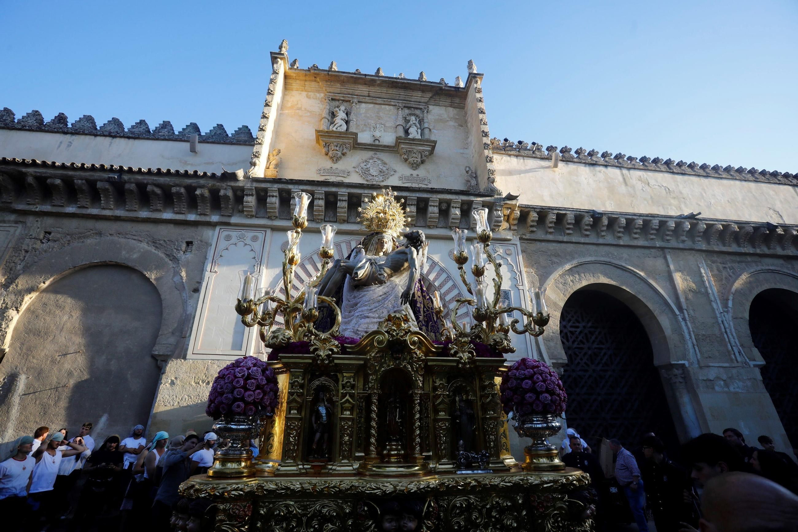 Las mejores fotos de los traslados de regreso de las hermandades tras el Magno Vía Crucis de Córdoba
