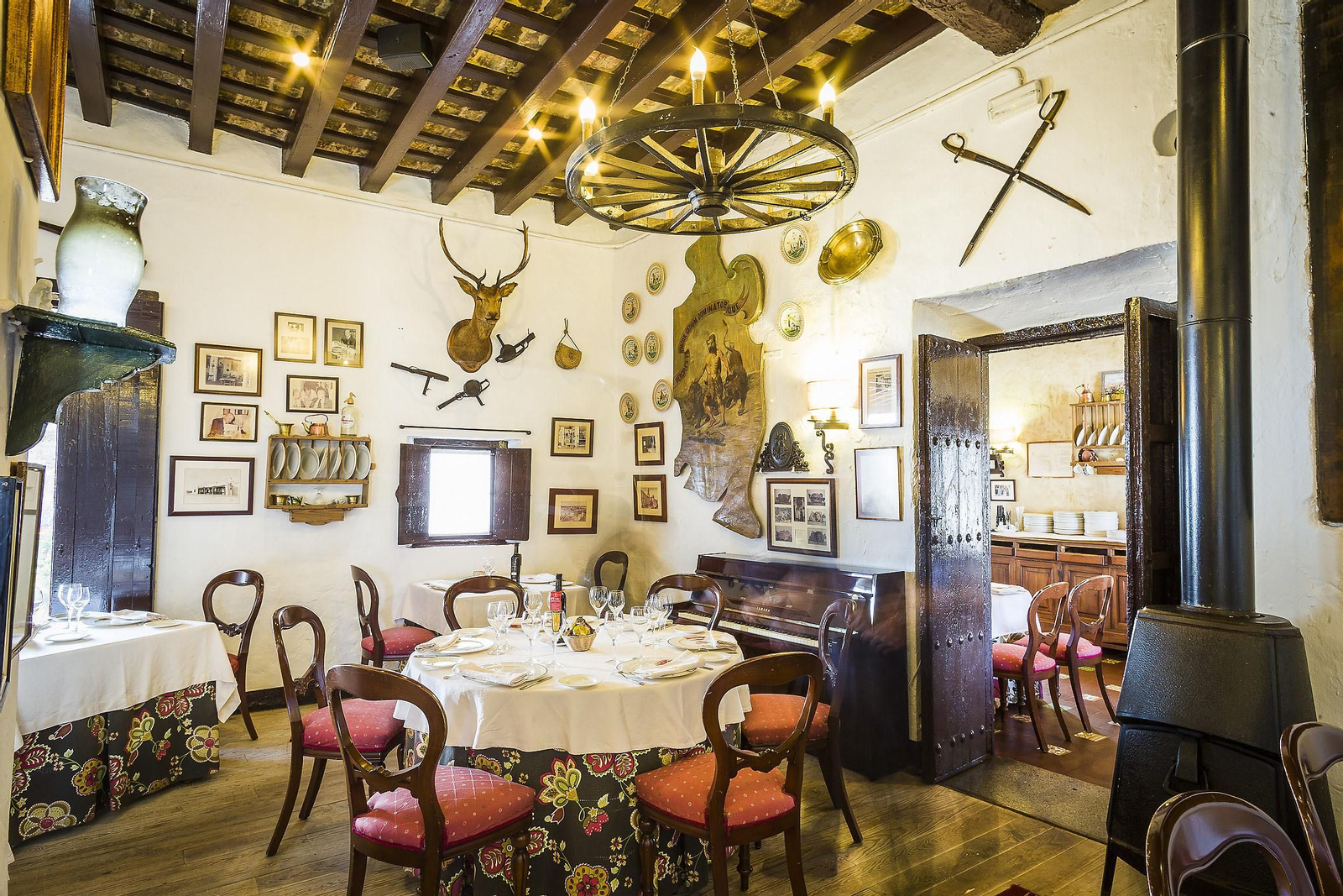 Interior de uno de los comedores del Ventorrillo El Chato.