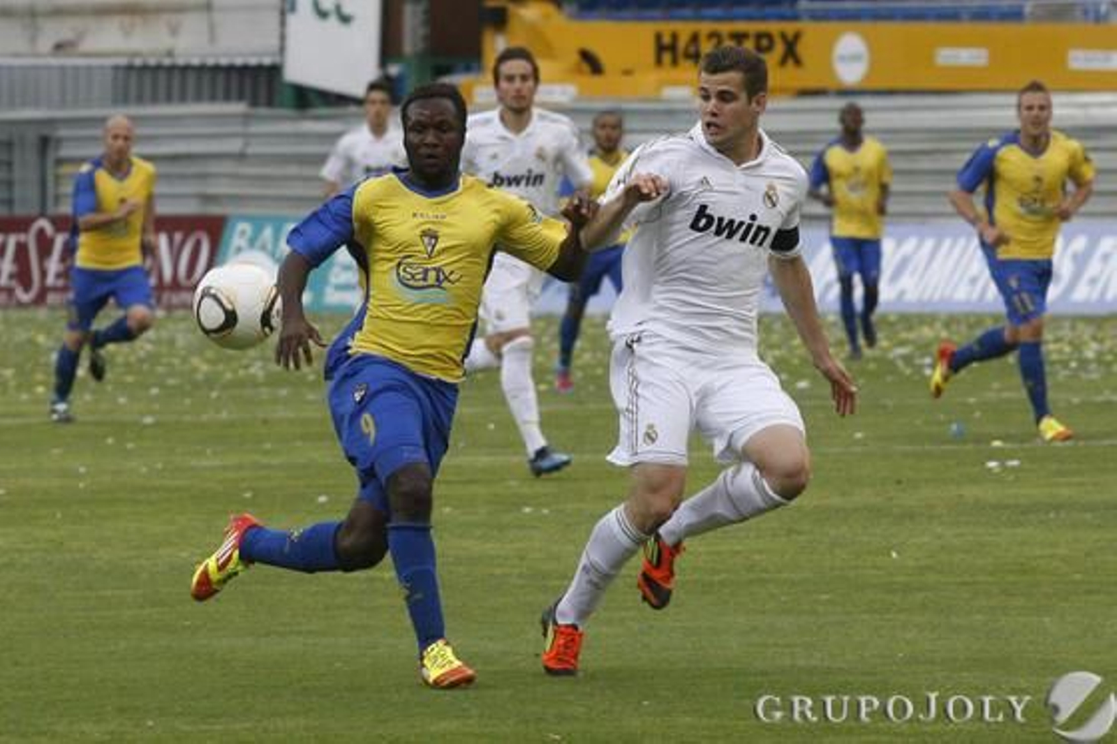 Akinsola corre con Nacho en busca de un balón. 

Foto: Lourdes de Vicente - Joaquin Pino