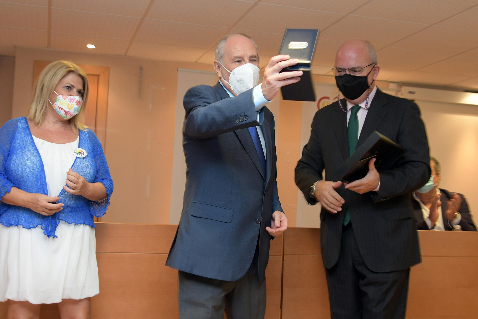 José Castaño, junto a la alcadesa y el presidente de la Cámara jerezana, tras recibir la Medalla al Mérito de esta institución.