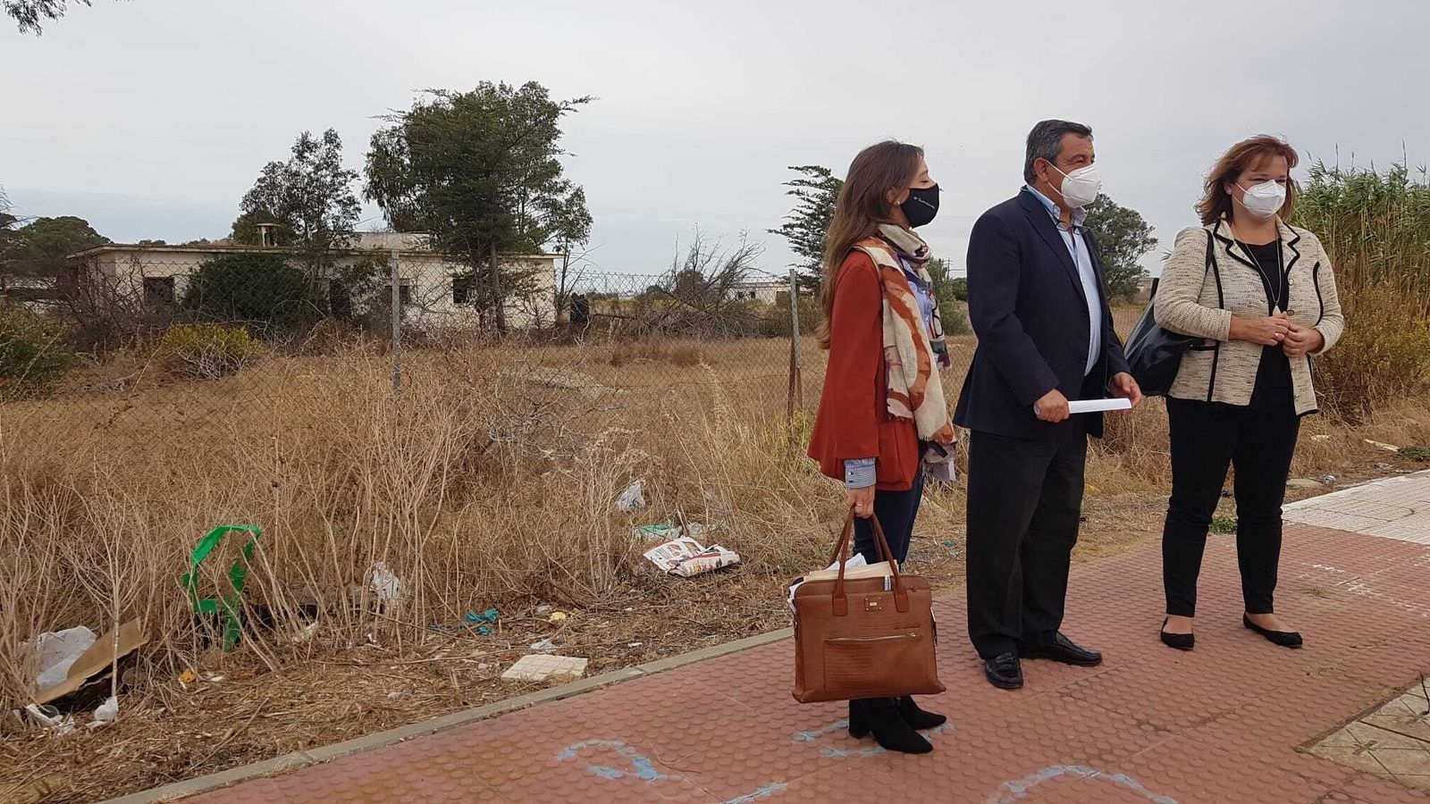 María del Carmen Roa, José Loaiza y María José de Alba, en el entorno de los Polvorines de Fadricas.