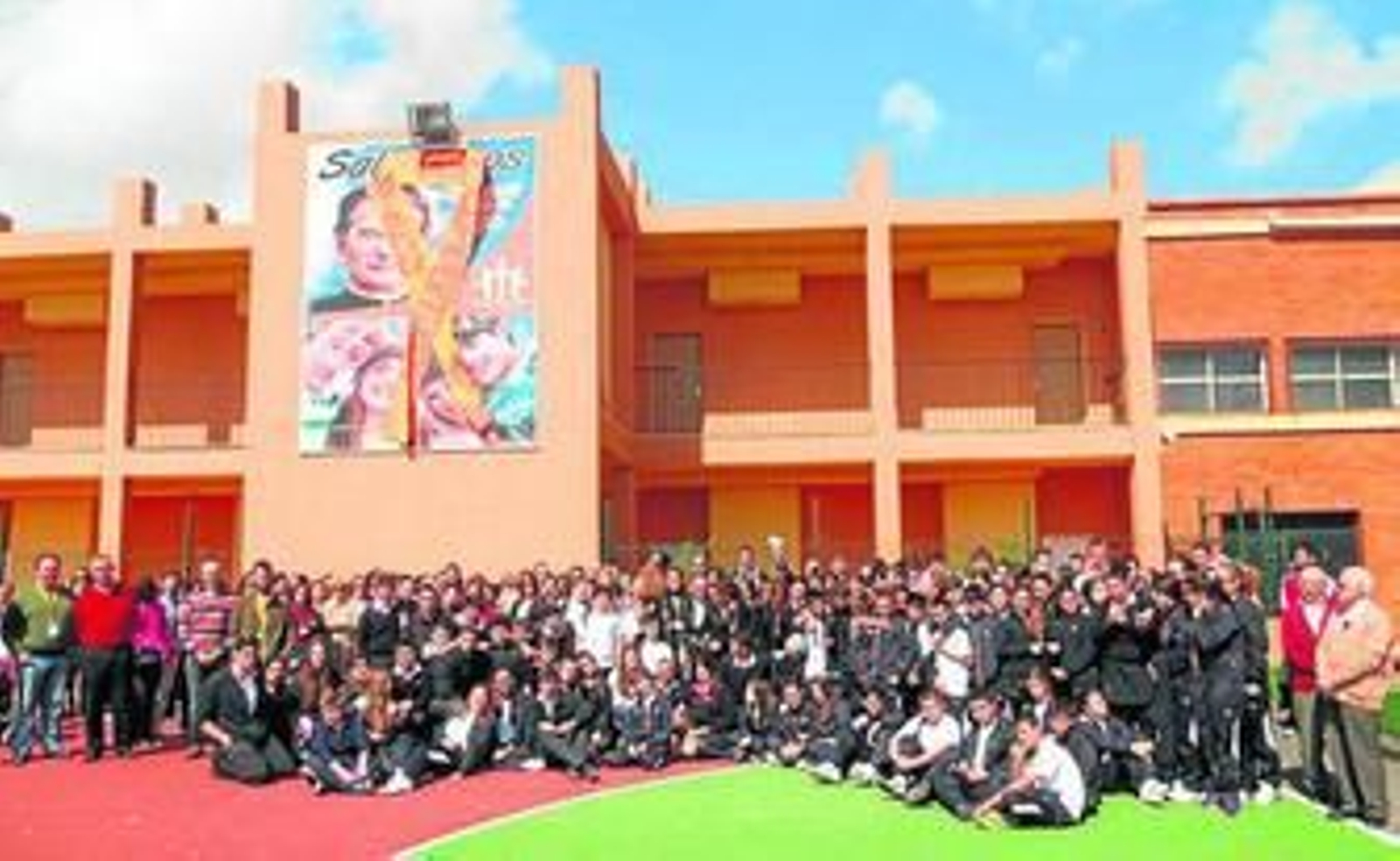 Alumnos y profesores, en el patio del colegio.