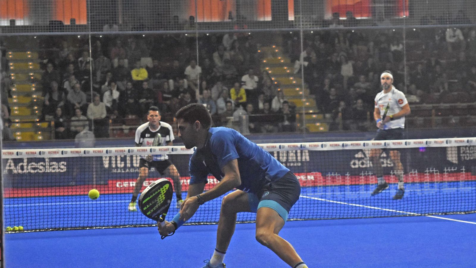 Maxi Sánchez se dispone a devolver una bola de revés ante Allemandi y Silingo.