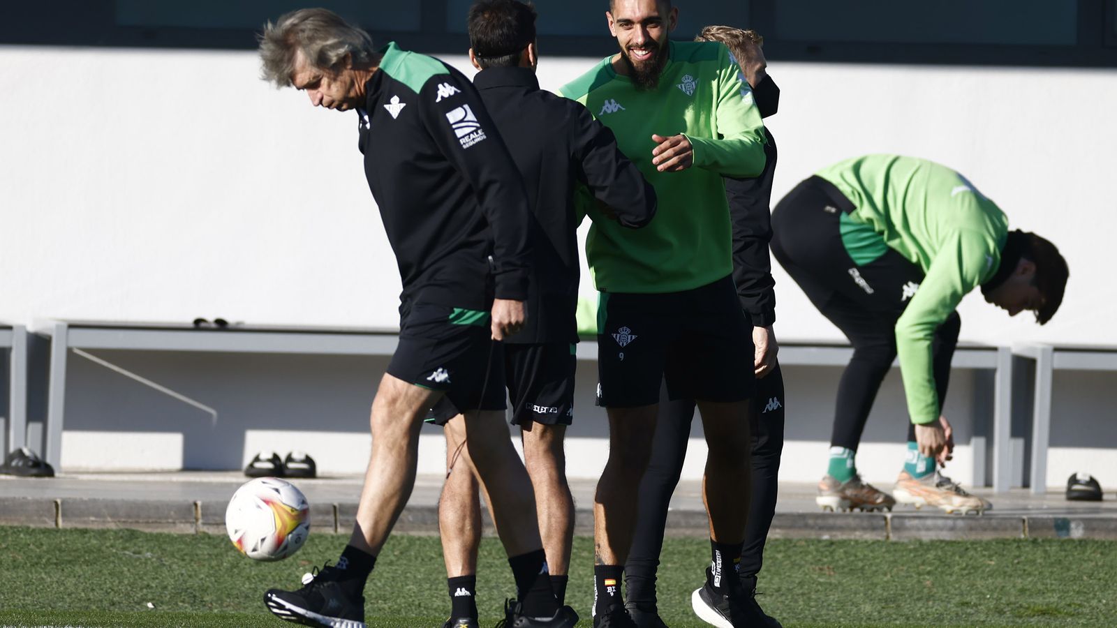 Pellegrini golpea el balón.