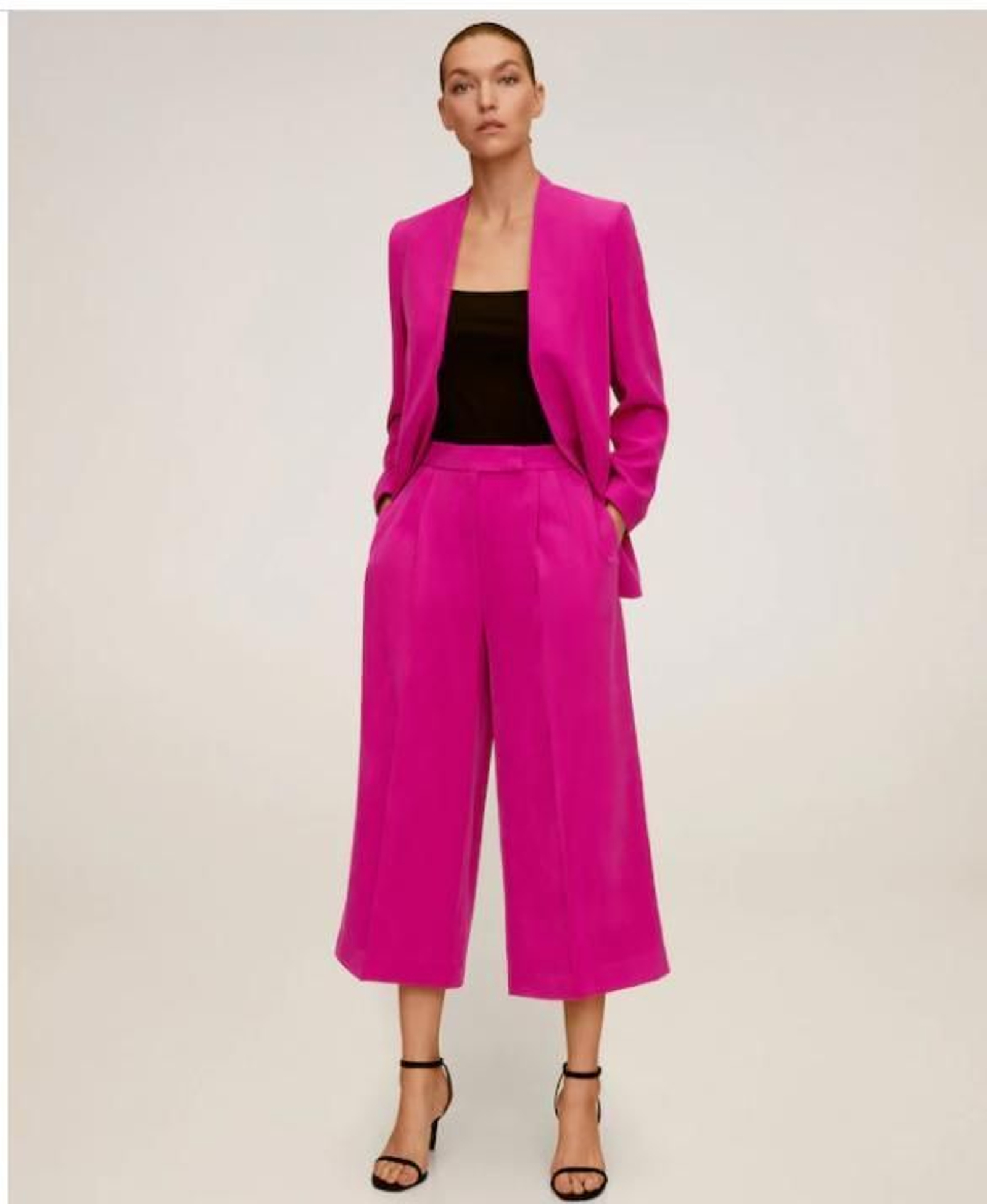 Traje rosa fucsia de Mango Outlet.