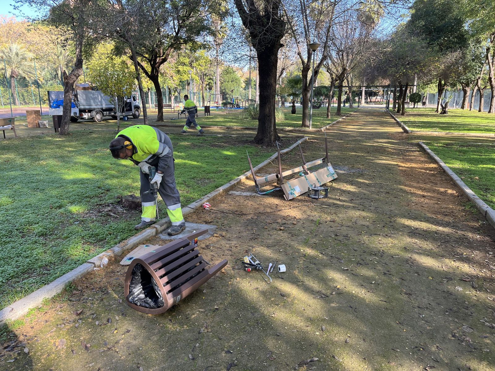 Los operarios durante los trabajos de renovación en el parque.
