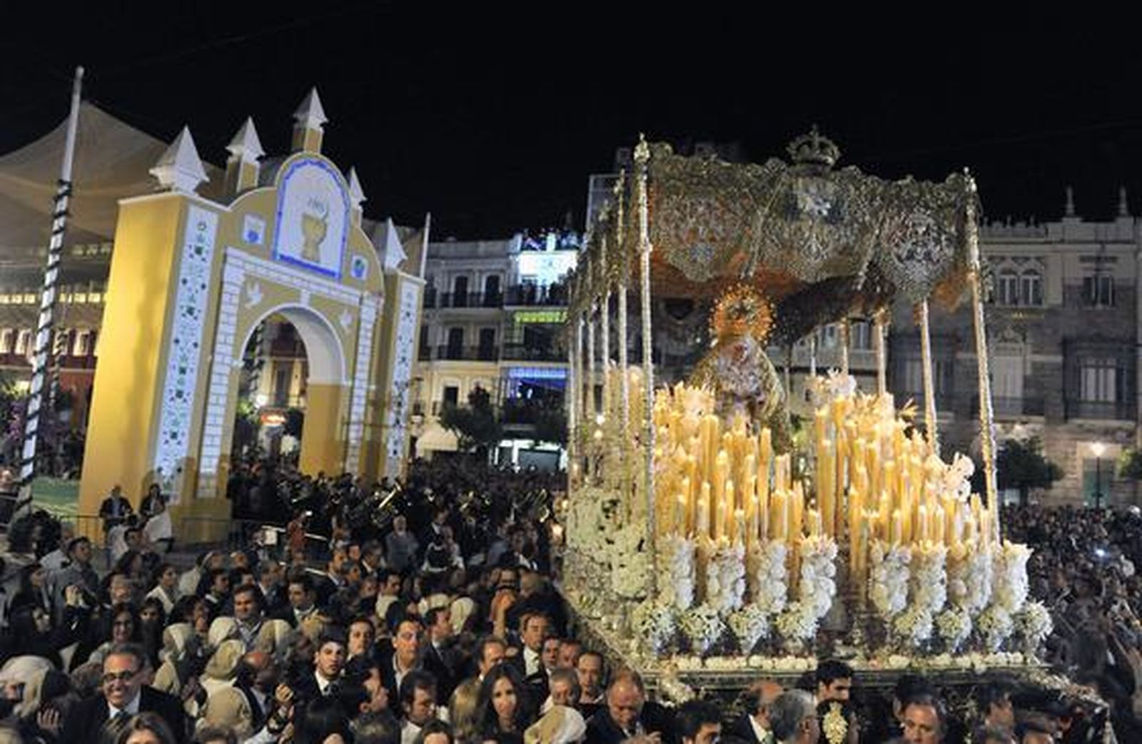 Las imágenes de la procesión extraordinaria de la Esperanza Macarena

Foto: Juan Carlos Vazquez