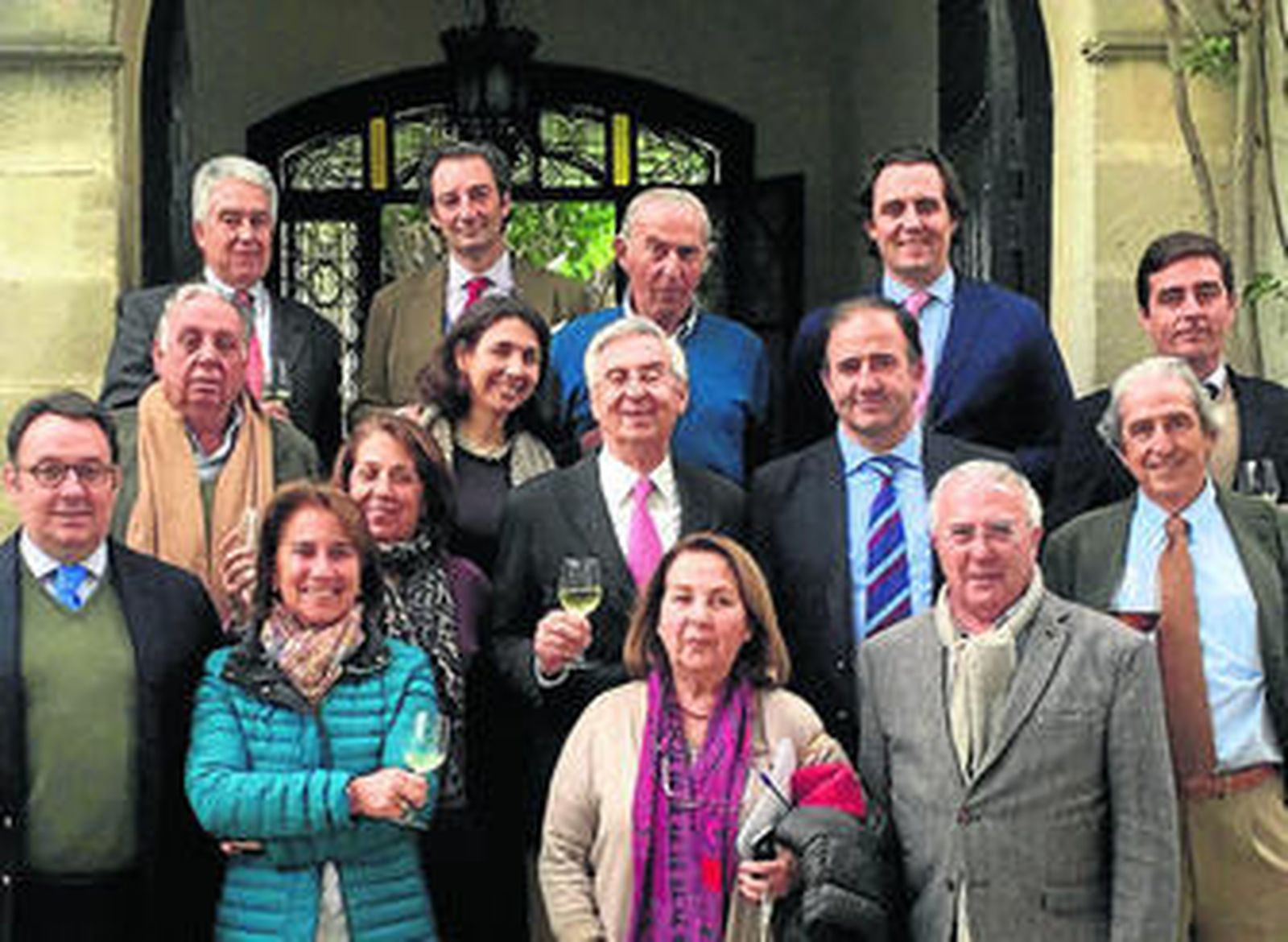 Los presidentes entrante y saliente (en el centro) junto a los miembros del consejo y directivos de Luis Caballero, S.A.