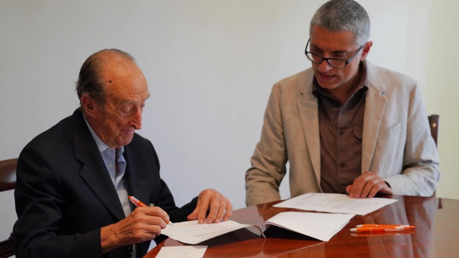 Jaime González Gordon y Eloy Revilla durante la firma del convenio de colaboración entre la Fundación y el CSIC.