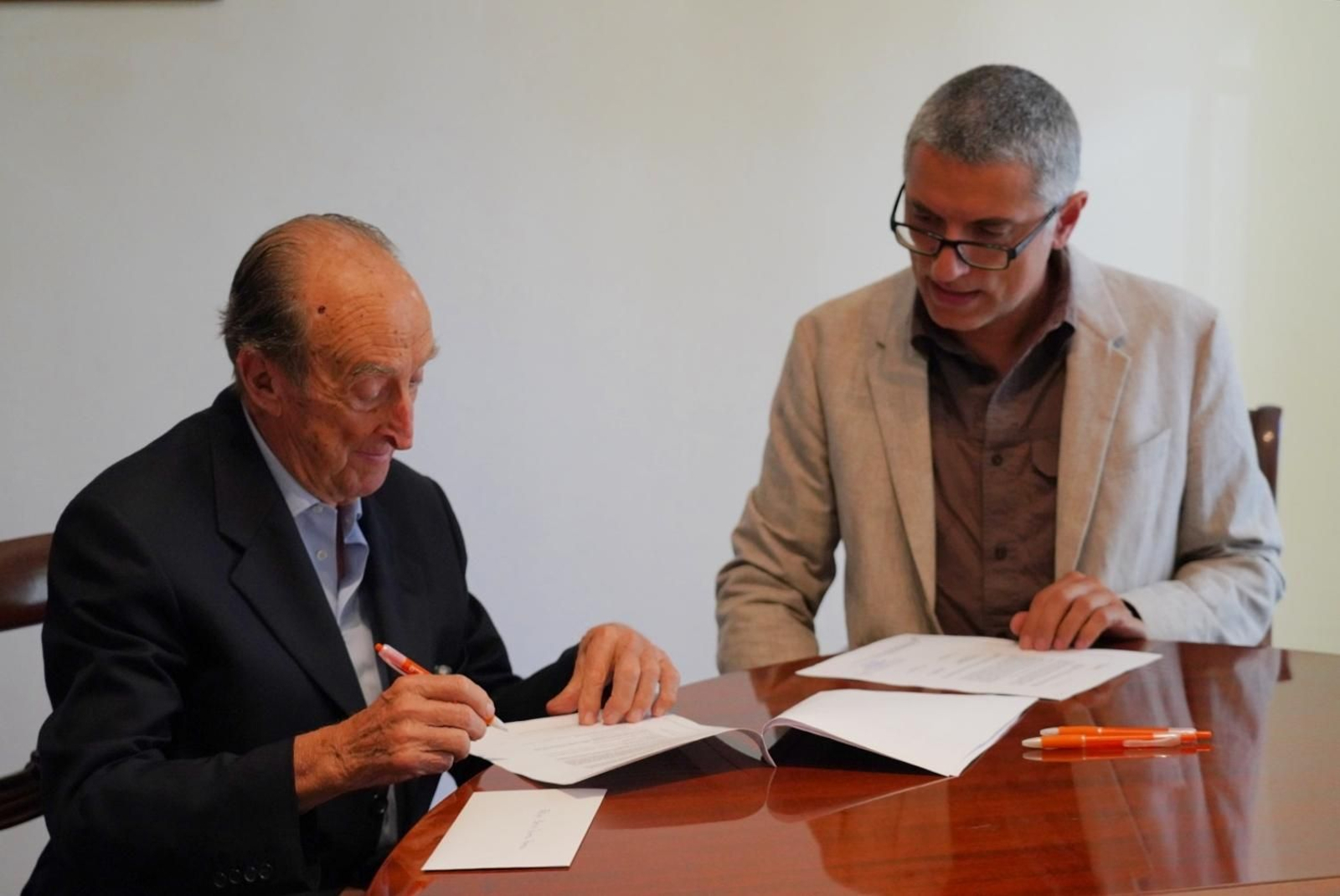 Jaime González Gordon y Eloy Revilla durante la firma del convenio de colaboración entre la Fundación y el CSIC. Jaime González Gordon y Eloy Revilla durante la firma del convenio de colaboración entre la Fundación y el CSIC.
