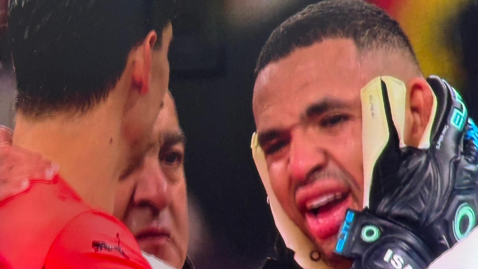 Yassine Bono consuela a Youssef En-Nesyri tras el final del partido entre Marruecos y Senegal