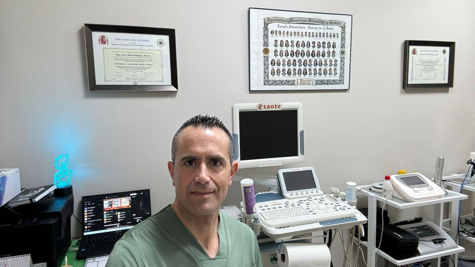 César en una de las dependencias de su centro de fisioterapia César en una de las dependencias de su centro de fisioterapia