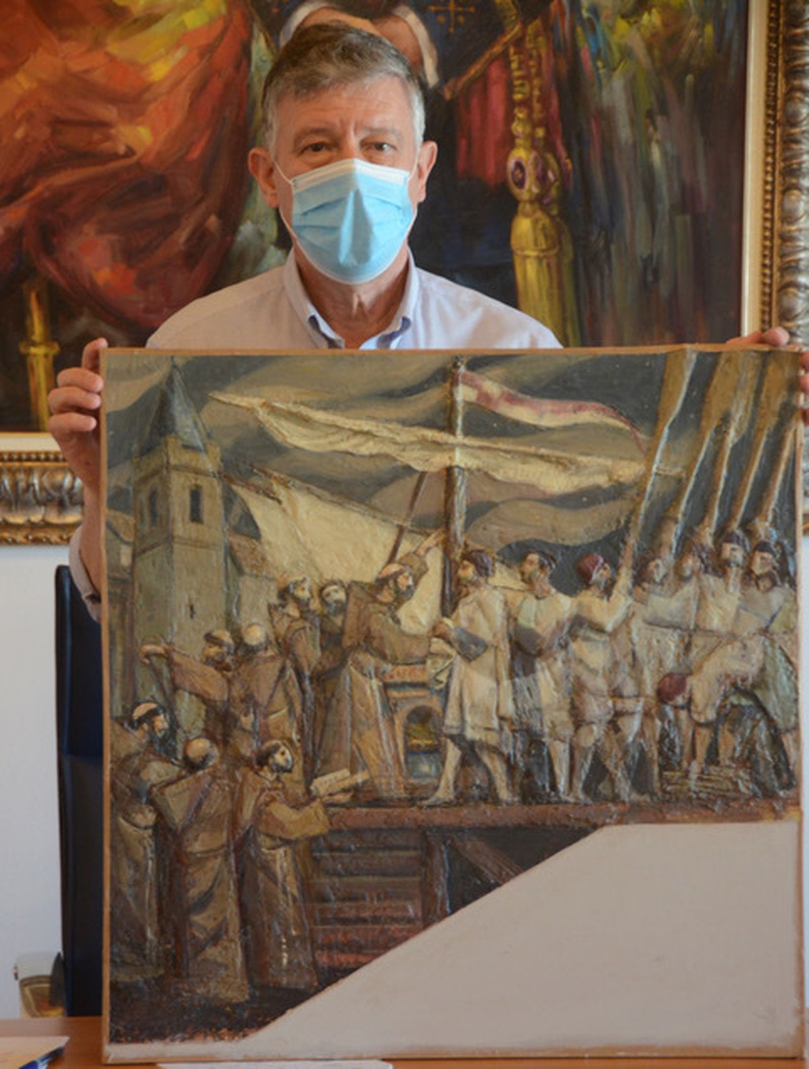 Carmelo Romero con la obra ganadora.