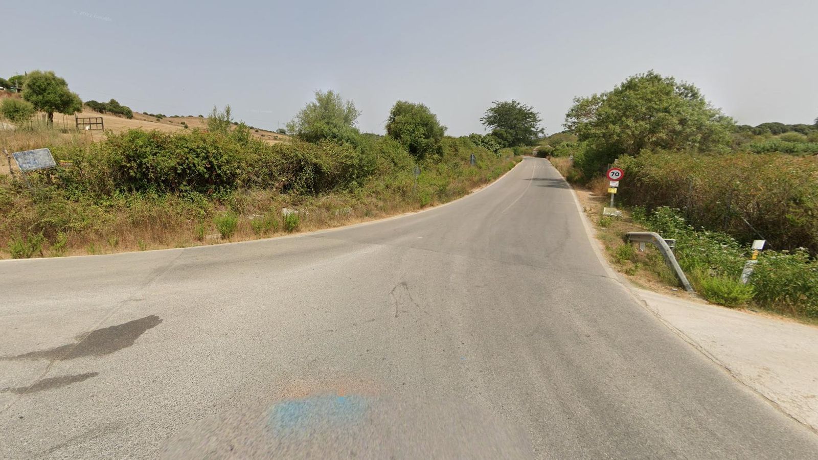 Tras San Roque, el camino sigue un tramo una carretera sin arcén con poca visibilidad.