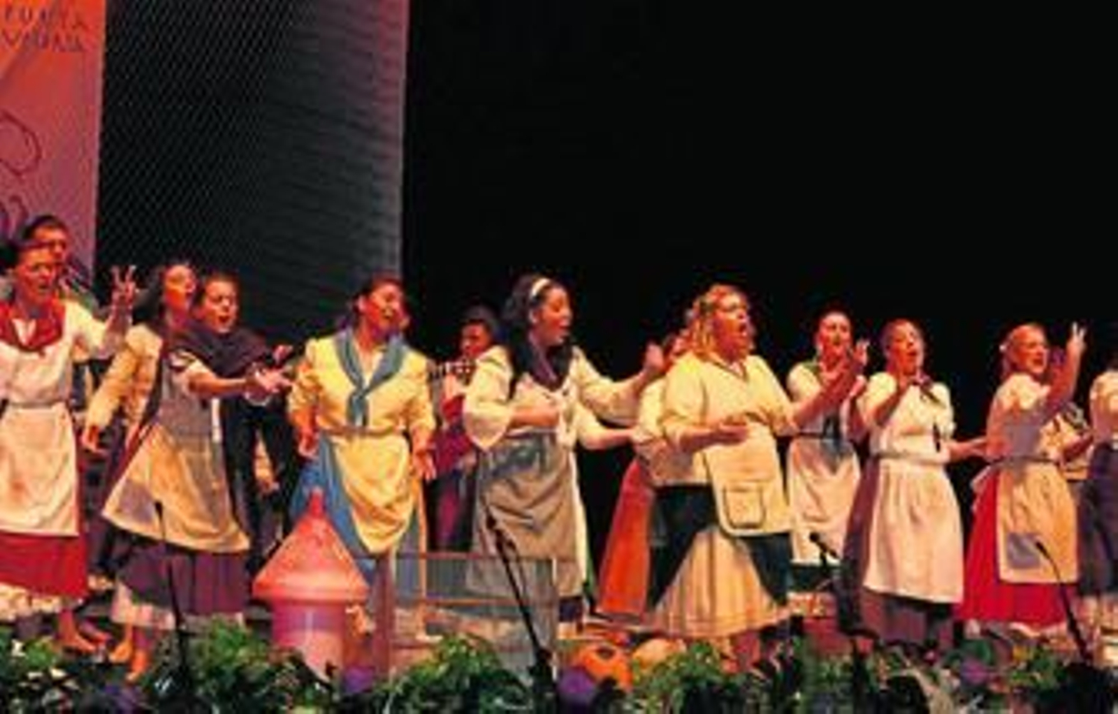 Una agrupación femenina en un momento de su actuación en el teatro.