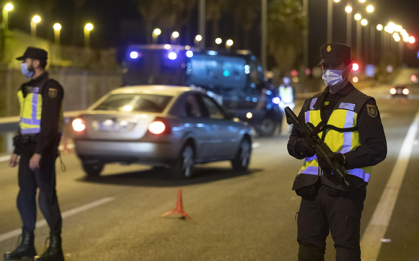 Control de la Policía Nacional para garantizar las restricciones de movilidad en Sevilla.