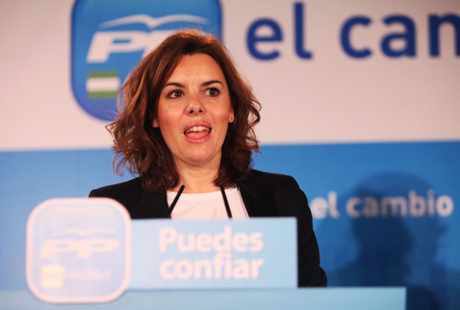 Sáenz de Santamaría dice que el PP se reúne para hacer propuestas y el PSOE "para hacer apuestas"