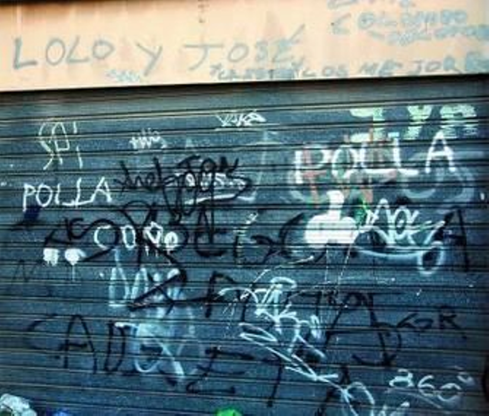1 y 2. En las dos fotografías se puede contemplar el deplorable estado en que se encuentran varias paredes de Las Viñas. A cada día que pasa se comprueba que son necesarias unas ordenanzas municipales mucho más duras a este respecto. 3. En esta imagen se comprueba idéntico problema, pero en la barriada de La Granja. Fotos/ VANESA LOBO y M. ARANDA 1 y 2. En las dos fotografías se puede contemplar el deplorable estado en que se encuentran varias paredes de Las Viñas. A cada día que pasa se comprueba que son necesarias unas ordenanzas municipales mucho más duras a este respecto. 3. En esta imagen se comprueba idéntico problema, pero en la barriada de La Granja. Fotos/ VANESA LOBO y M. ARANDA