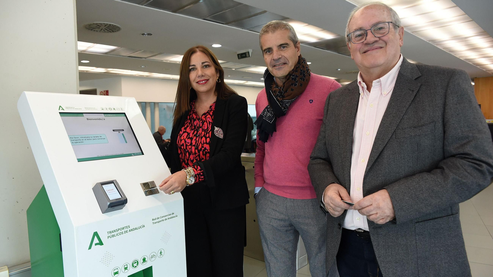 La diputada Mónica Castillo, el delegado Antonio Ayllón y el director gerente del Consorcio de Transporte Metropolitano, César Díaz, presentan la nueva máquina