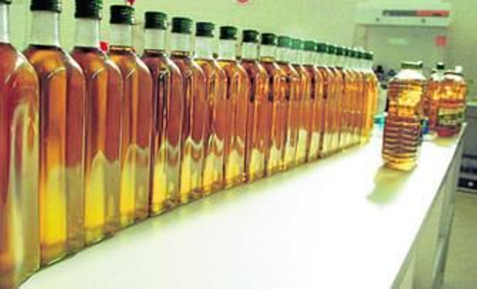 Botellas de aceite de oliva, en un centro de producción.