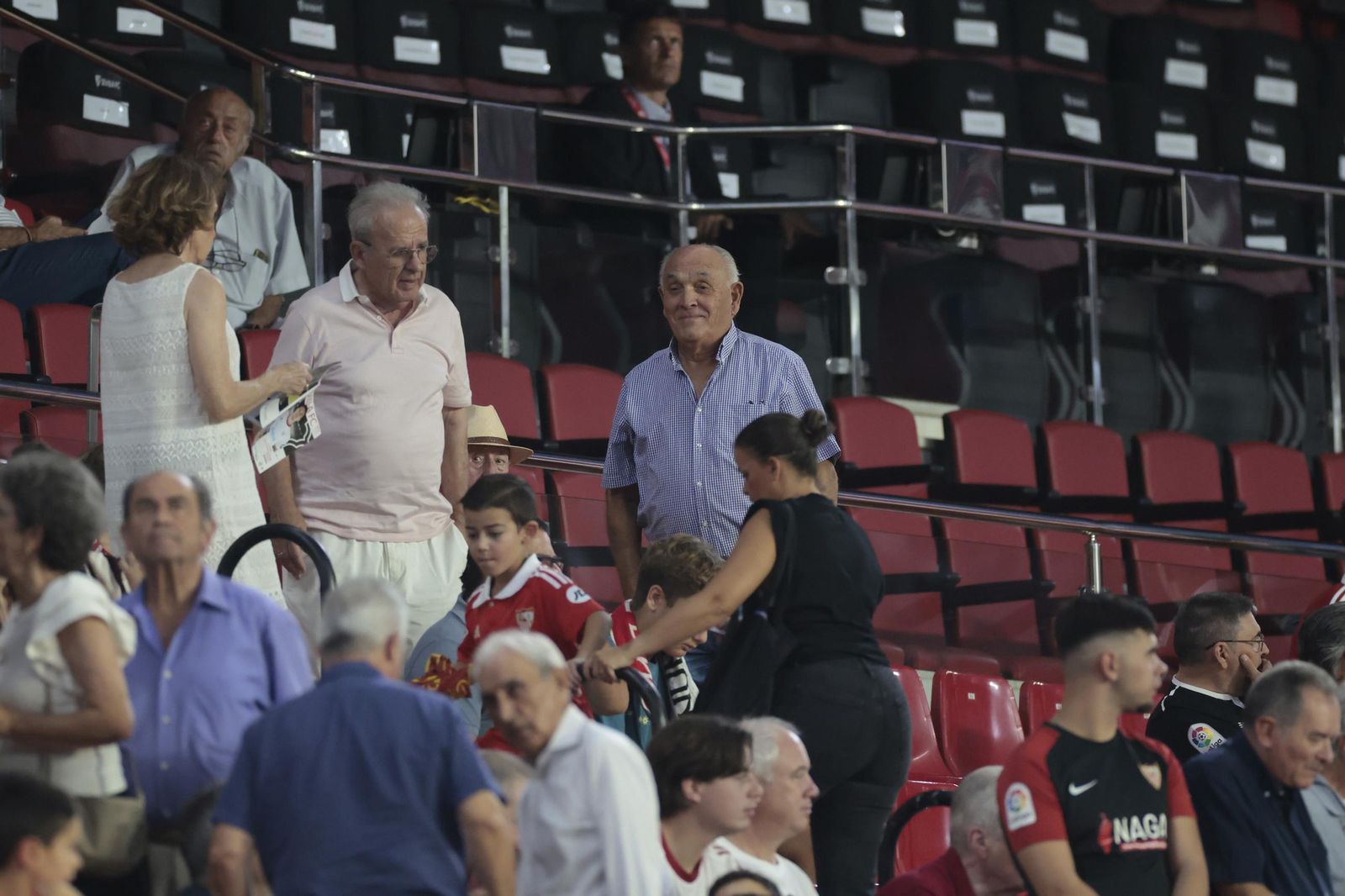 Búscate en las fotos del Sevilla - Elche