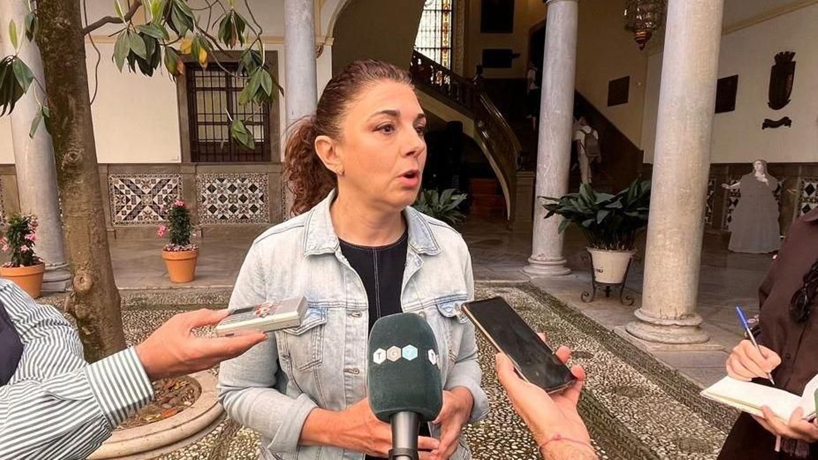 Raquel Ruz atendiendo a los medios de comunicación