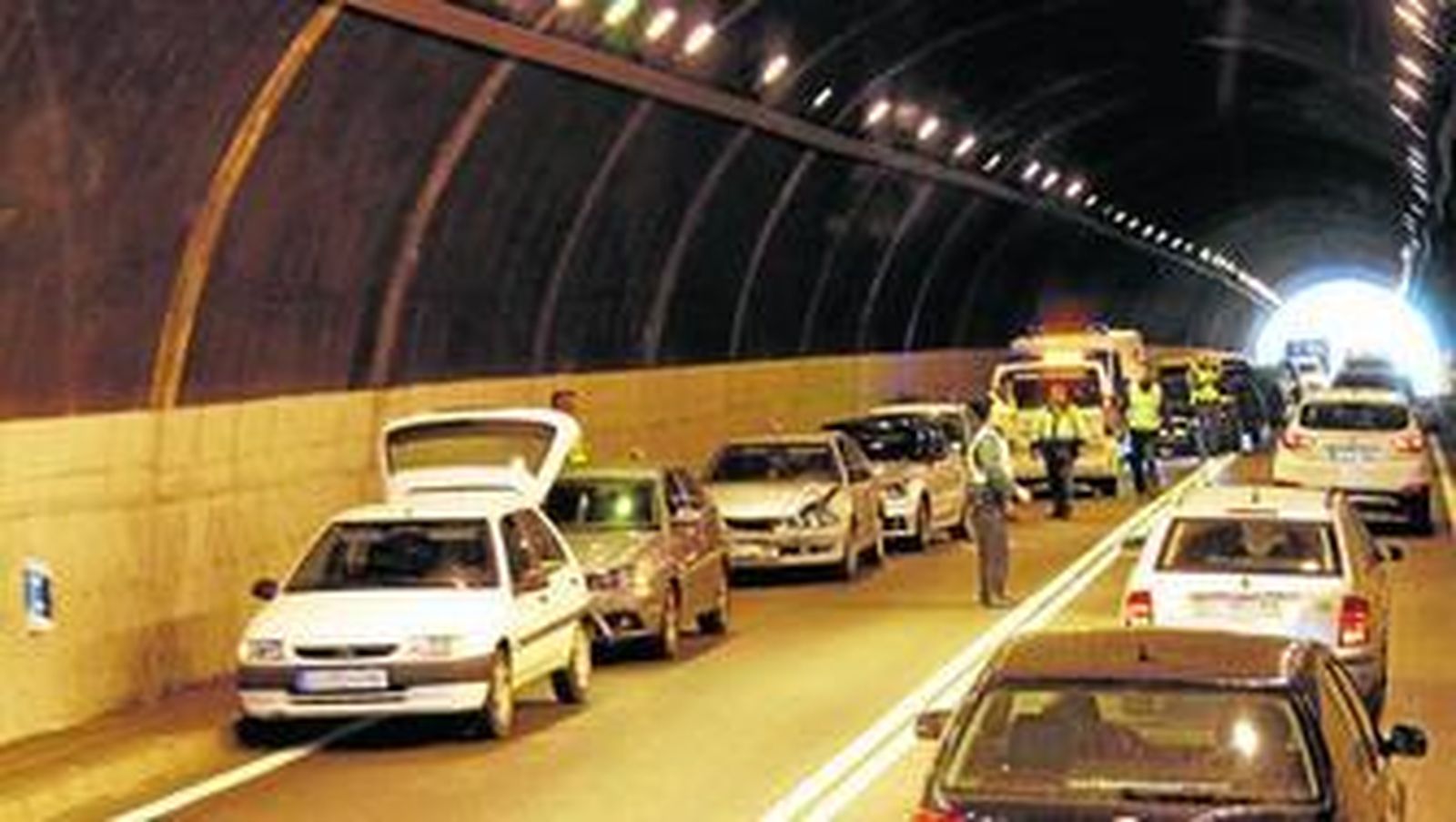 Agentes de la Guardia Civil actúan tras un accidente de tráfico.