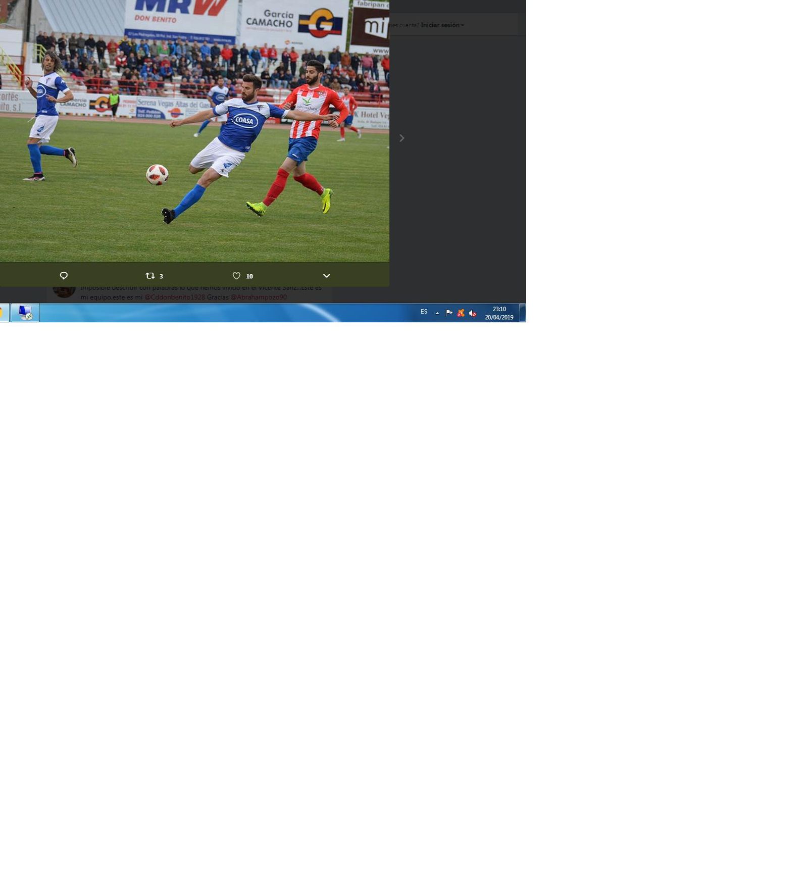 Antonio Oca, autor del primer gol azulino, remata perseguido por un rival.