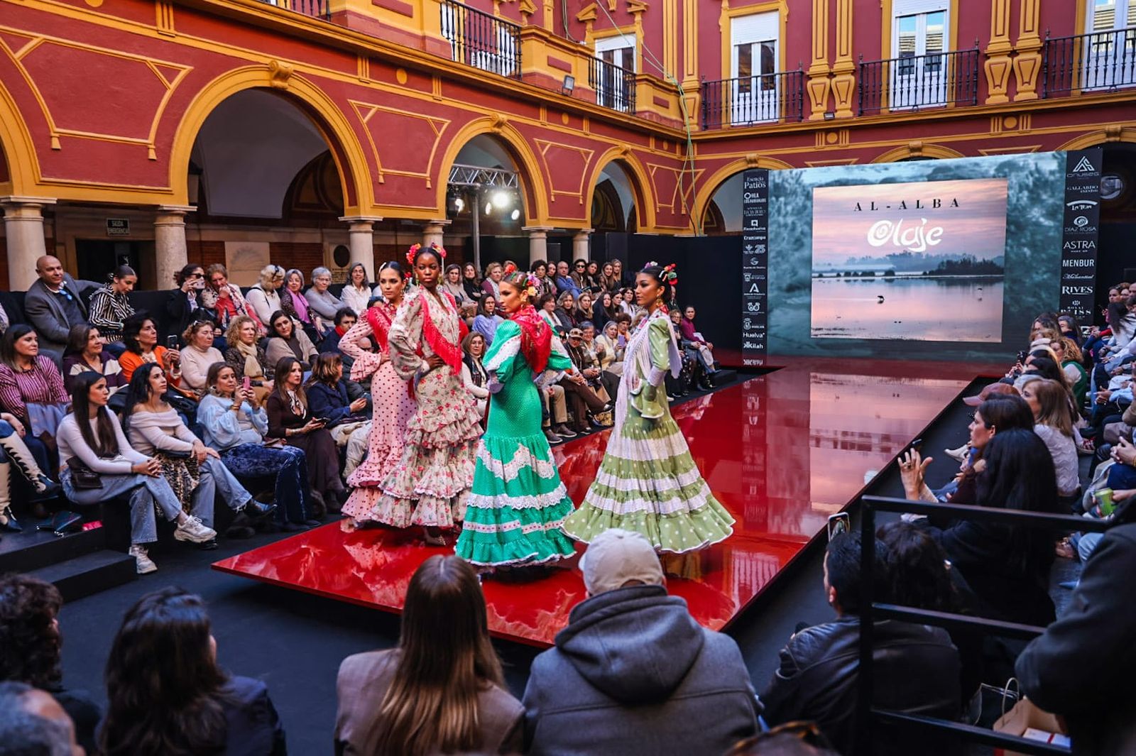 Modelos desfilan con la moda flamenca que presenta Olaje, en el marco de la pasarela 'Huelva Flamenca'.
