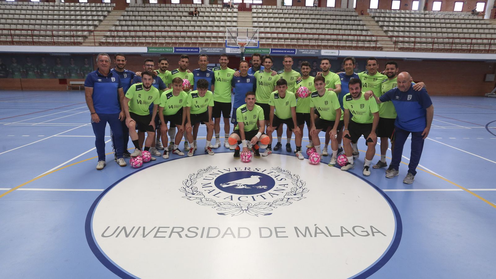 Jugadores y cuerpo técnico posan en la UMA.