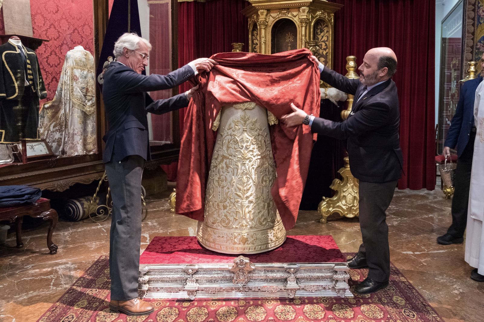 Presentación de la nueva saya para la Virgen del Mayor Dolor y Traspaso