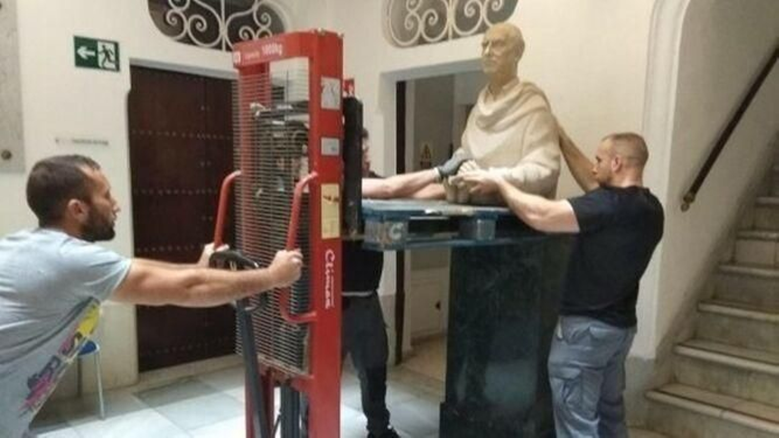 Proceso de retirada del busto de Pemán de su casa natal, hoy Delegación de Servicios Sociales.