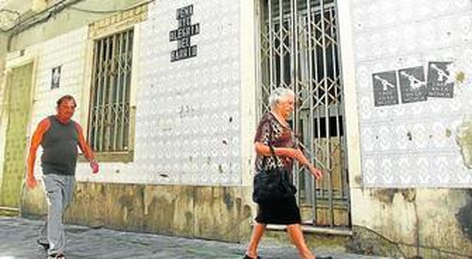 Aspecto exterior de uno de los locales sin uso en la calle Teniente Andújar del barrio Santa María de Cádiz.