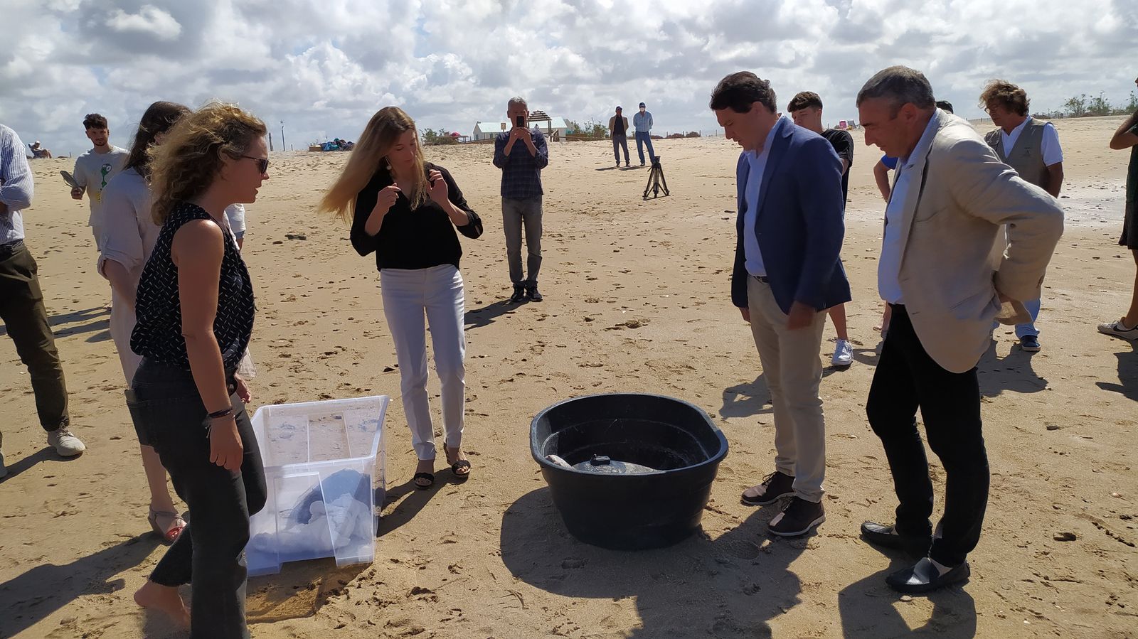 Suelta de tortugas marinas en la playa de Camposoto