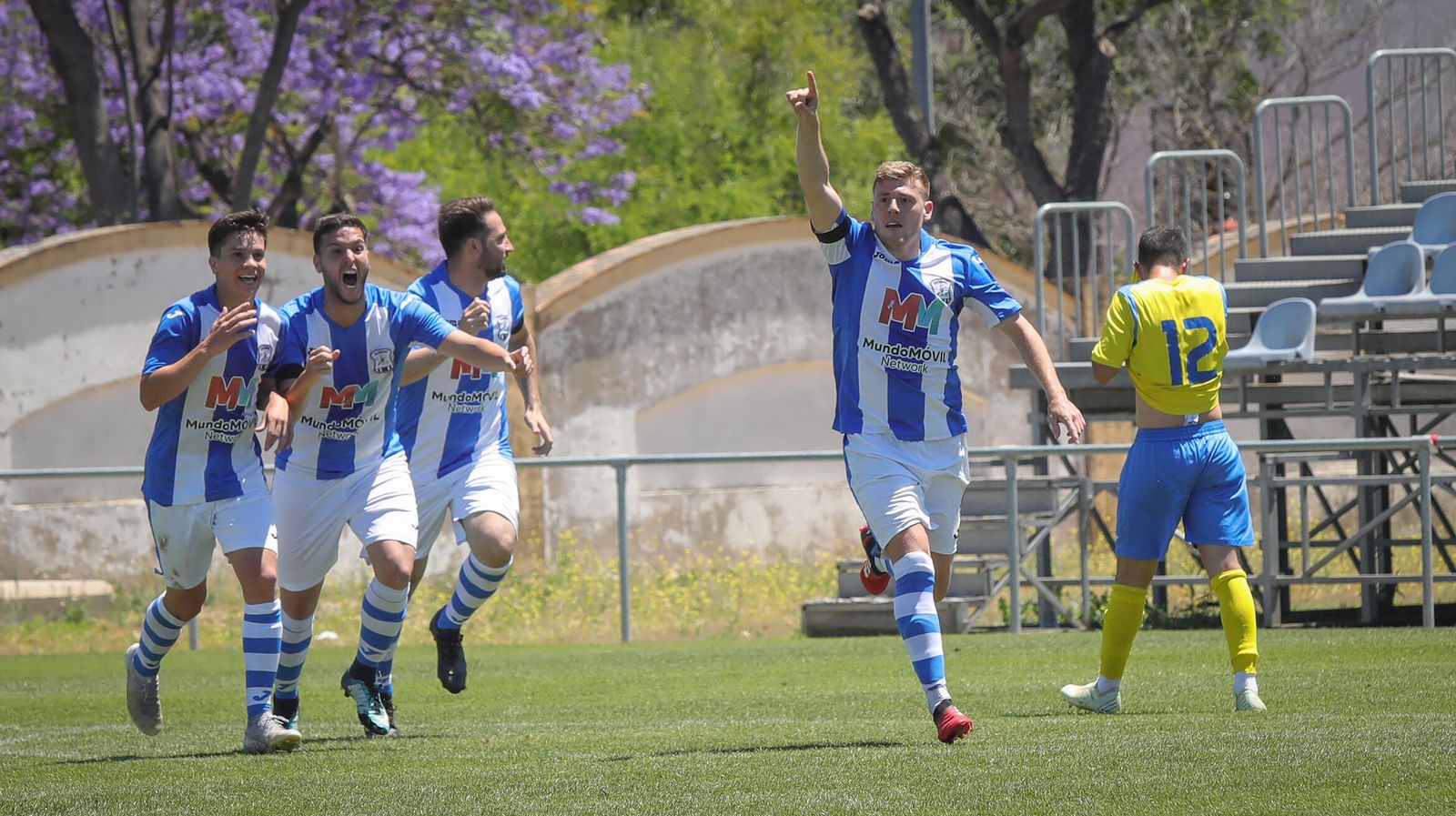 El industrialista Juanjo celebra su gol al Tesorillo en La Juventud.
