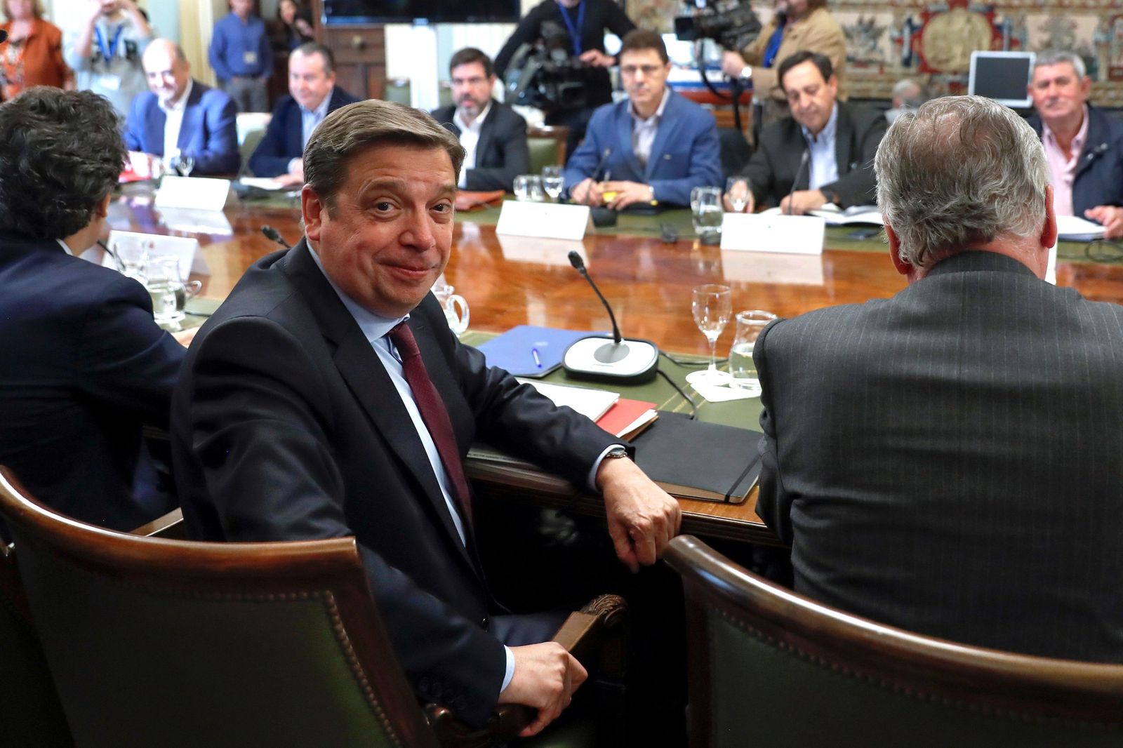 El ministro de Agricultura, Luis Planas, en una reunión con representantes de las organizaciones agrarias y las cooperativas.