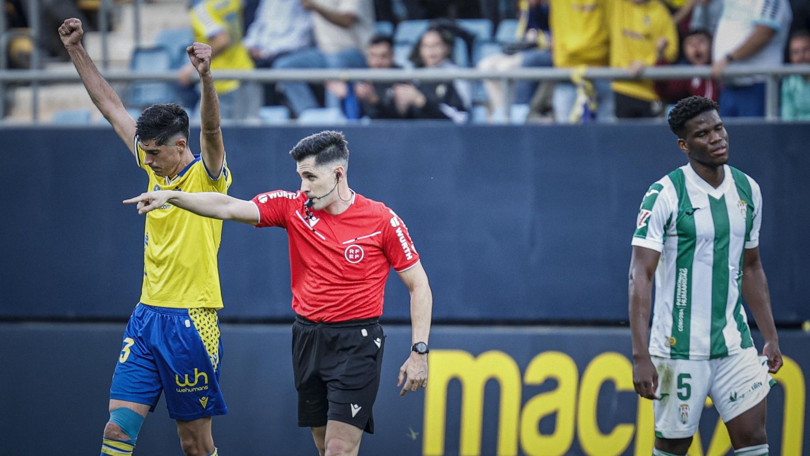 Búscate entre las imágenes del partido de fútbol entre Cádiz CF y Córdoba CF