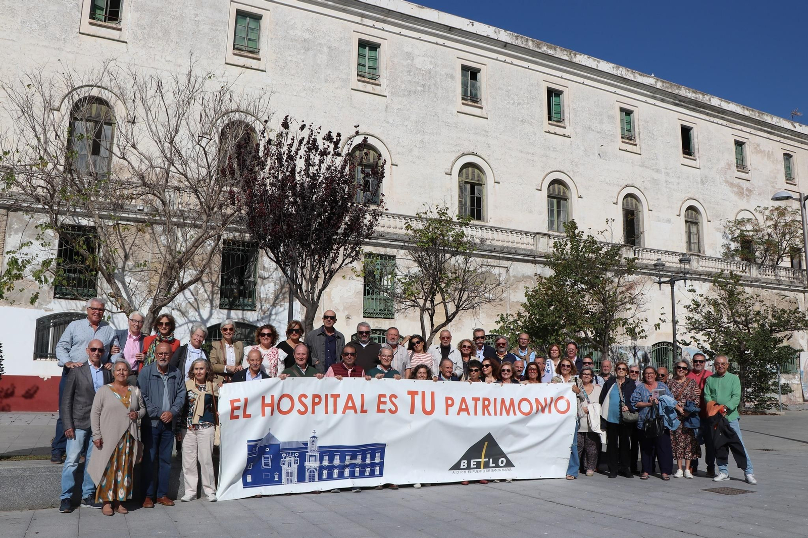 Miembros de Betilo, ante el Hospital San Juan de Dios.