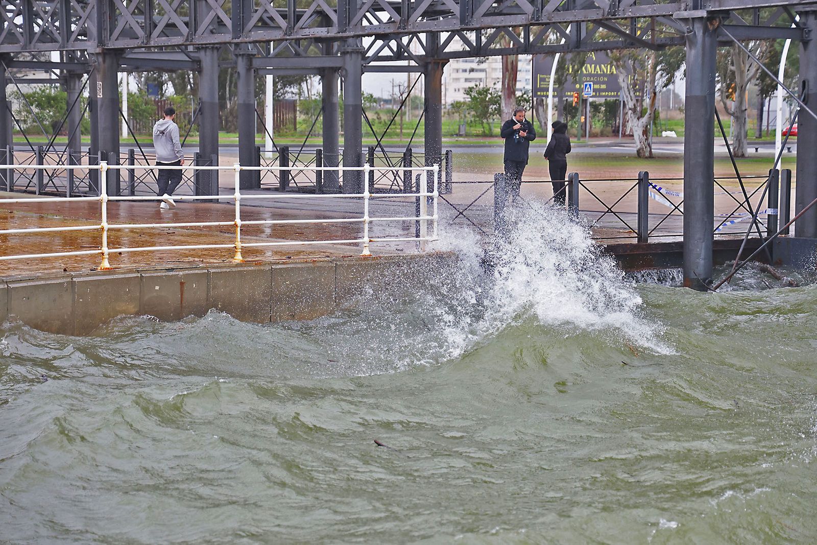 Muelle de carga de la Riotinto con marea alta en la borrasca Leonardo (23)
