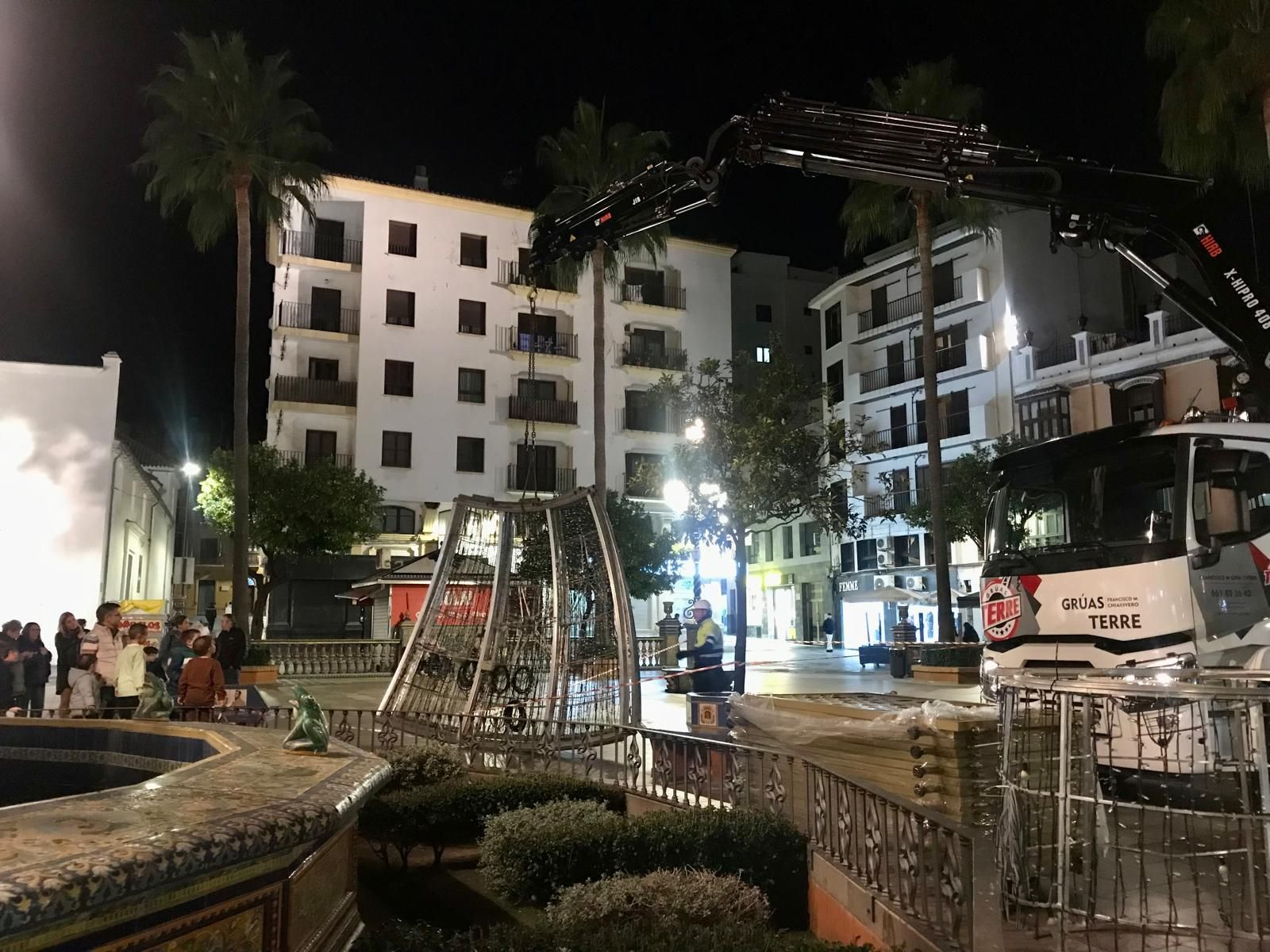 La instalación de la gran bola de Navidad en la Plaza Alta.