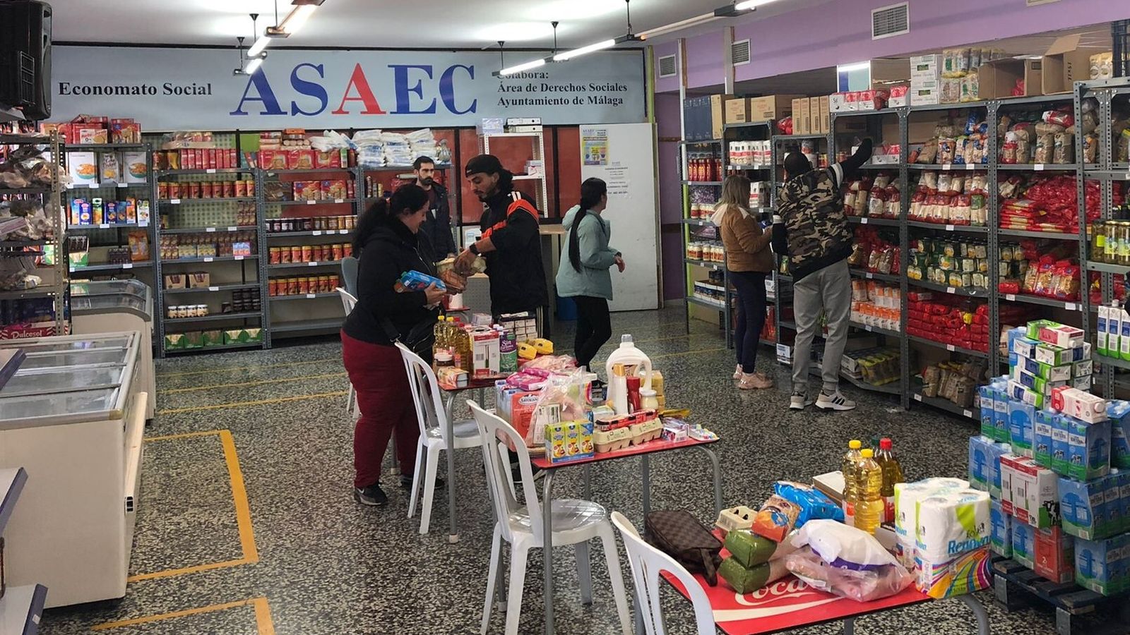 Usuarios y personal de ASAEC en uno de los economatos sociales.