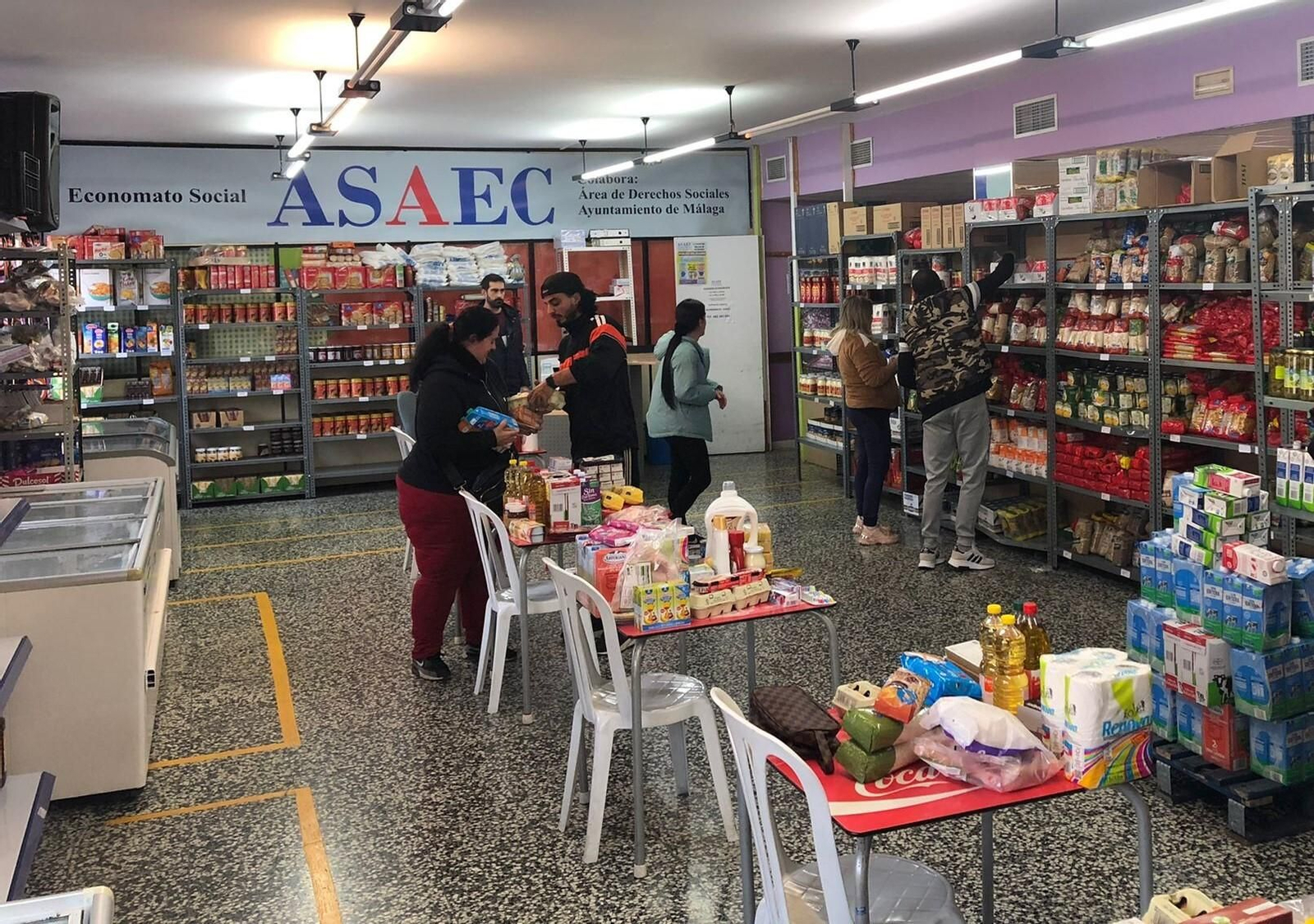 Usuarios y personal de ASAEC en uno de los economatos sociales.