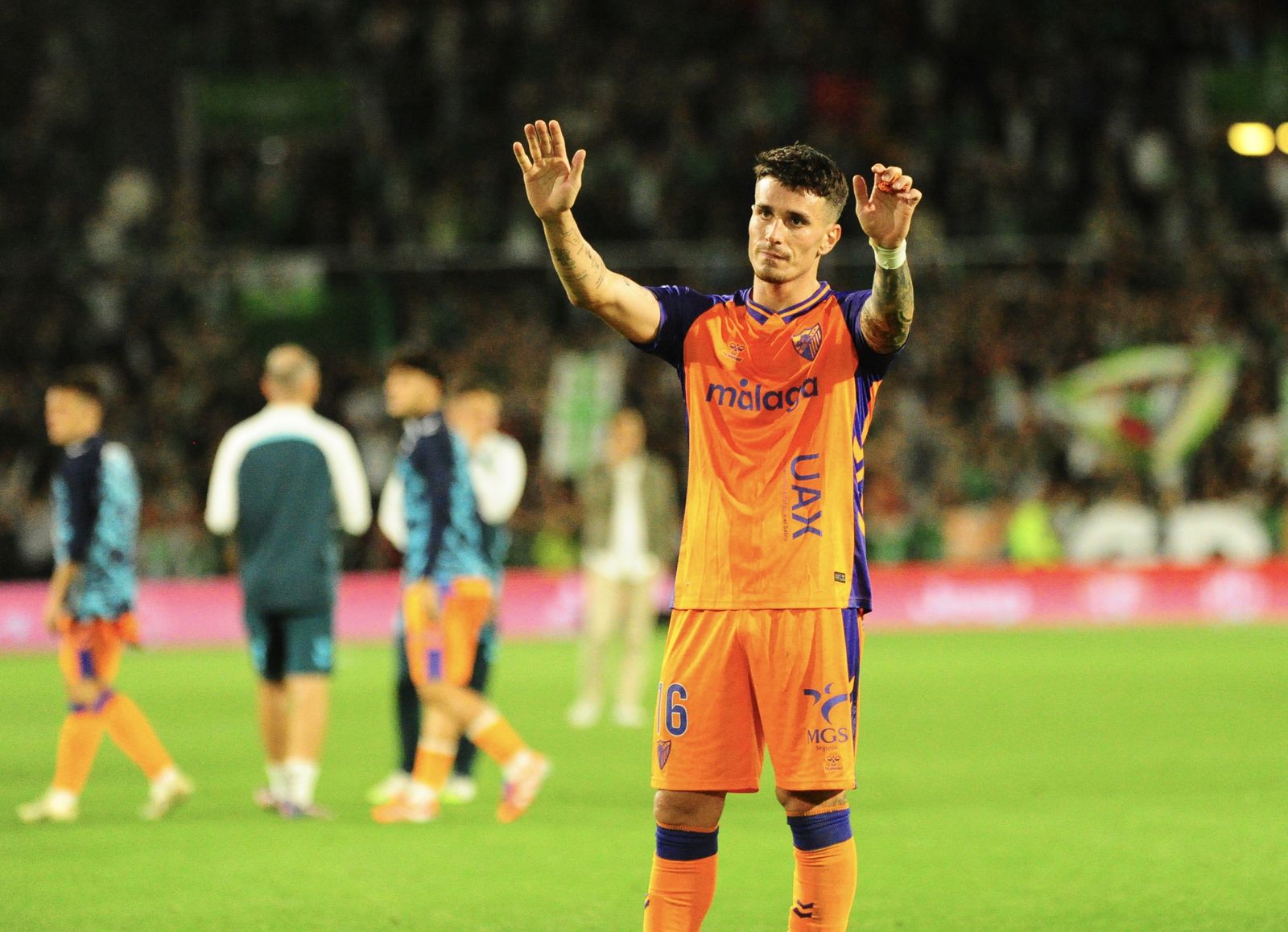 Los jugadores del Málaga CF piden perdón a la afición que viajó a Santander