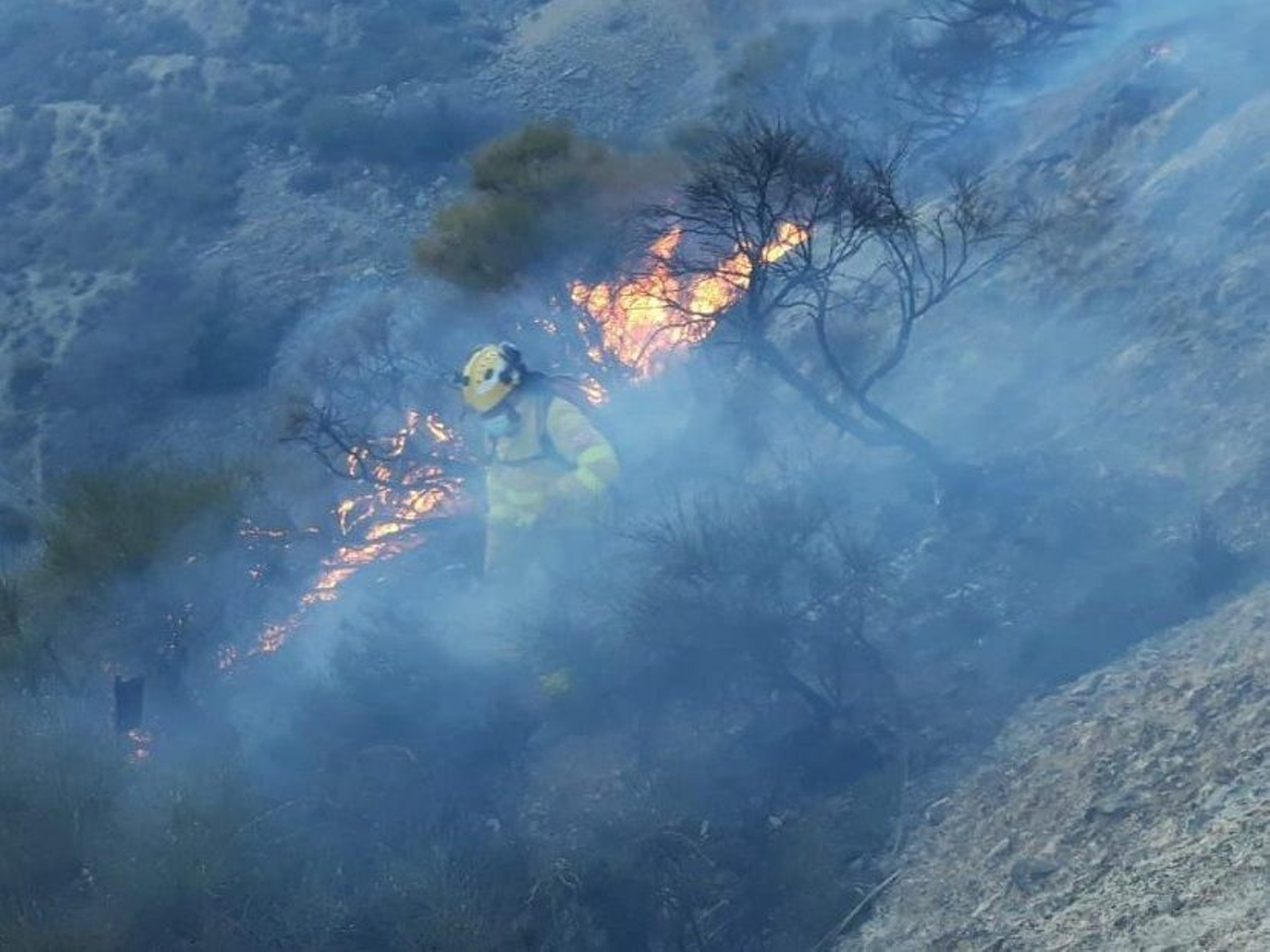 Un bombero del Infoca, durante las labores de extinción de este incendio en Órgiva y Almegíjar.