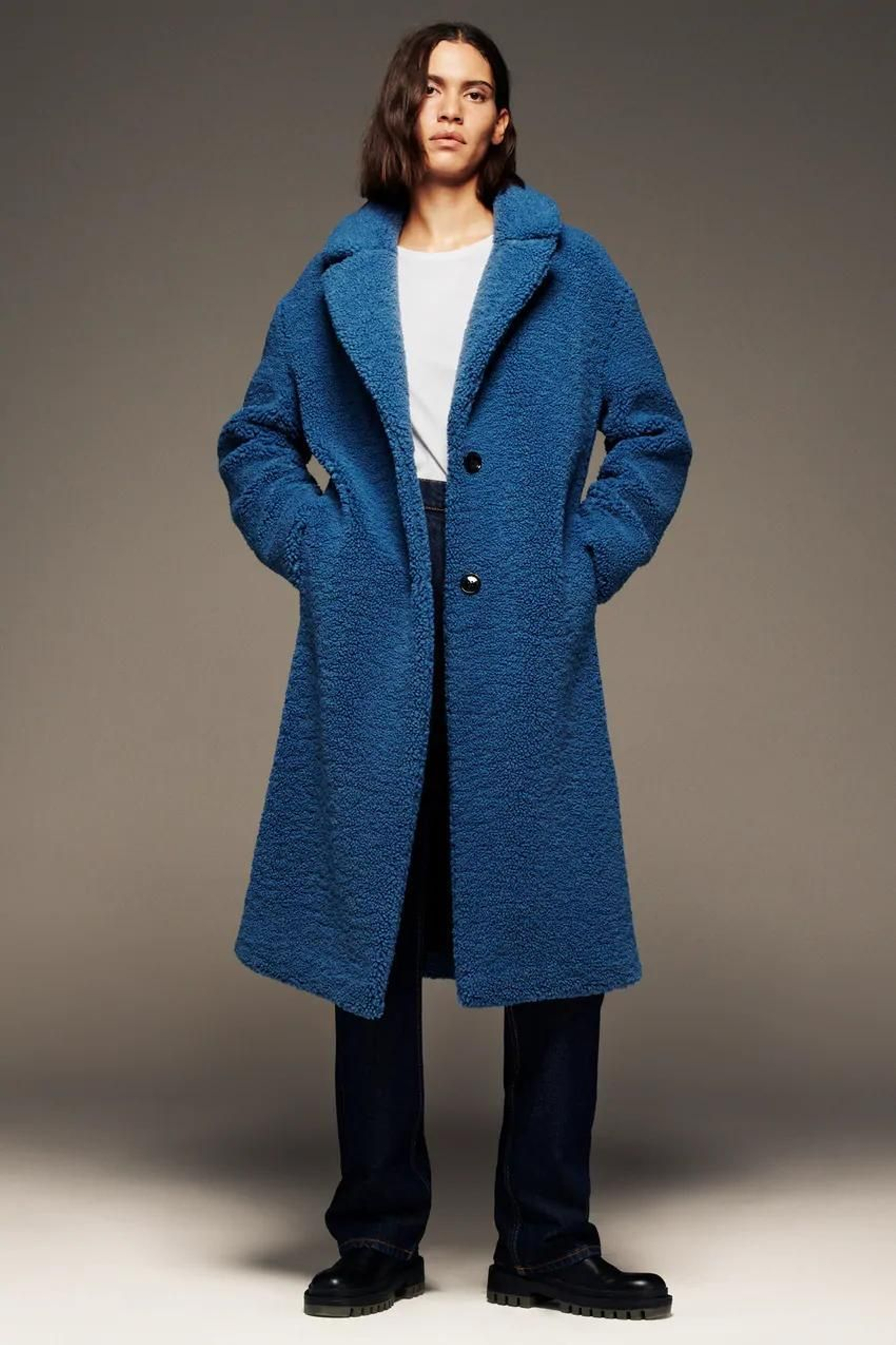 Abrigo de borreguito azul de Zara (79,95 euros).