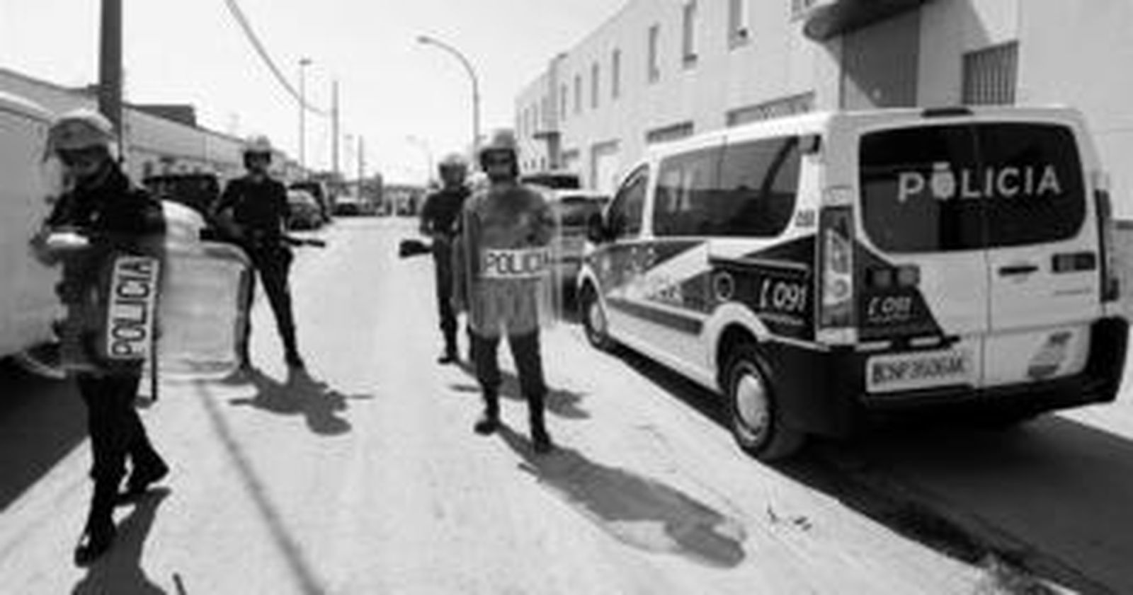 Efectivos policiales pertrechados con material antidisturbios, durante un registro domiciliario en la Barriada del Chicle de Jerez.