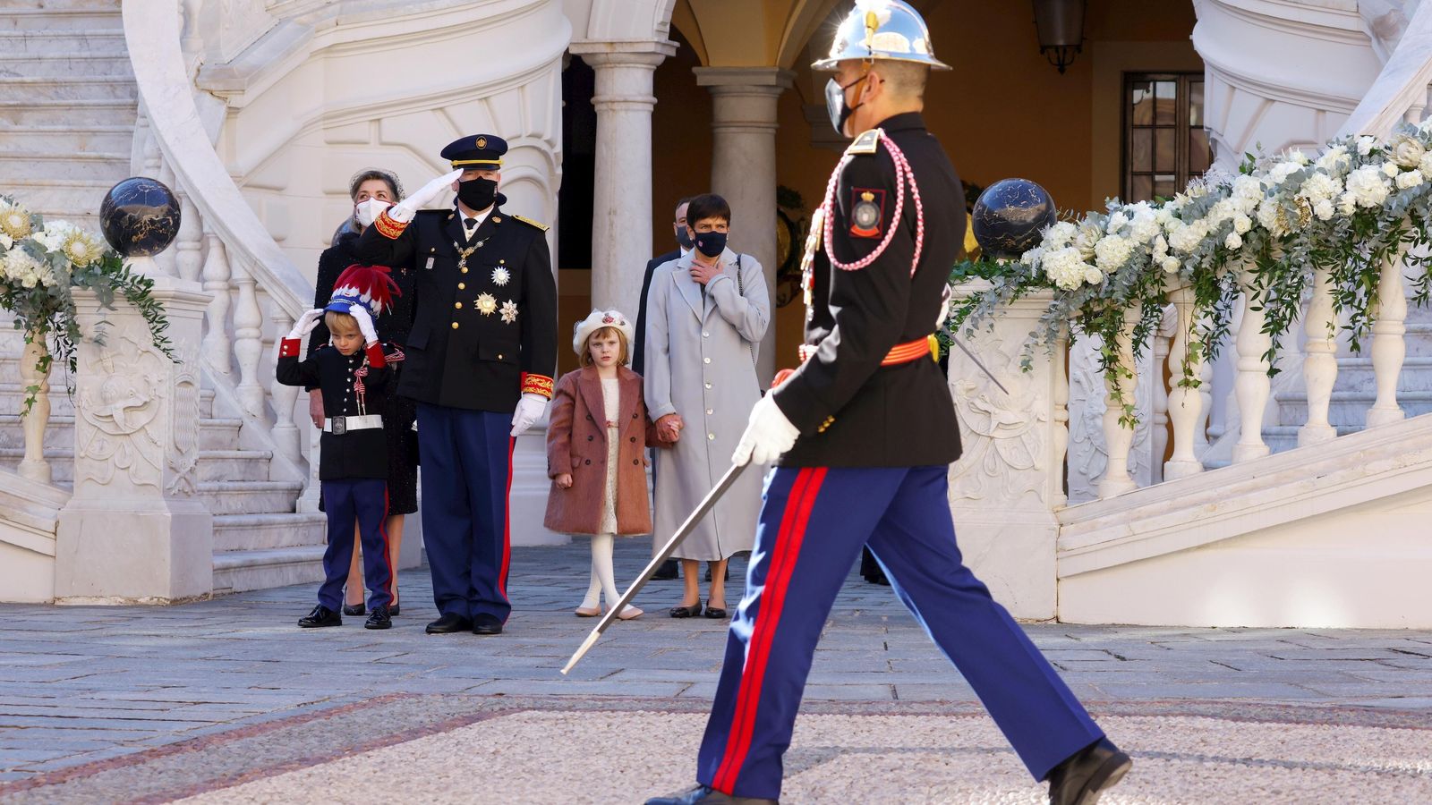 Tradicional desfile militar en el patio del Palacio Grimaldi.