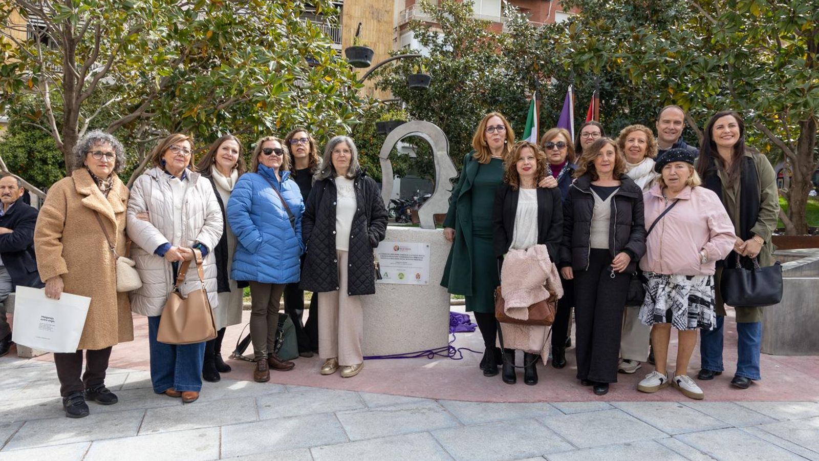 Jaén rinde homenaje a la salud mental con una escultura en la Plaza de la Libertad