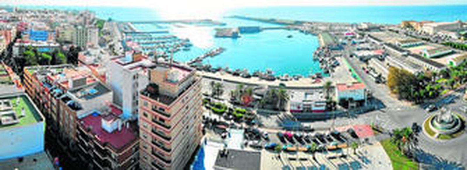 Panorámica de la ciudad de Adra con su puerto pesquero como seña de su relación eterna con el mar.